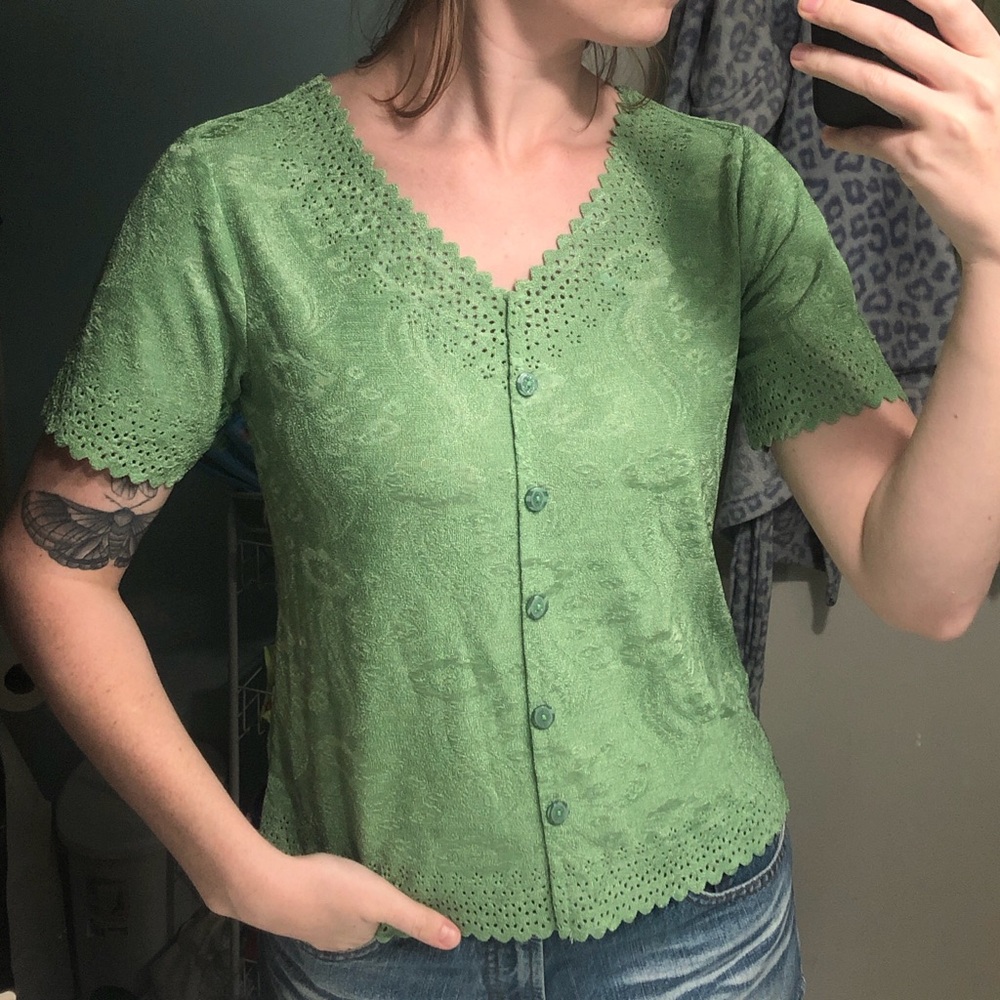 Belle amie Green lace button up top with scalloped hem and sleeves